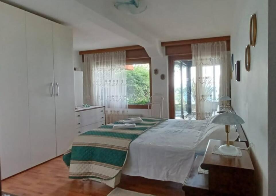 Brezza Marina - Appartamento In Villa Fronte Mare Trieste Exterior foto