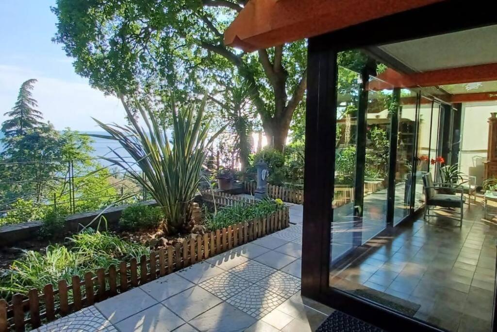 Brezza Marina - Appartamento In Villa Fronte Mare Trieste Exterior foto